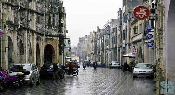 �麣·���ڱ�����ɳ����һ�������Ͻ�ʼ����1883���ؽֱ鲼������赵���¥ʽ��������Ϊ�ʻ�Ľ��ִ��������